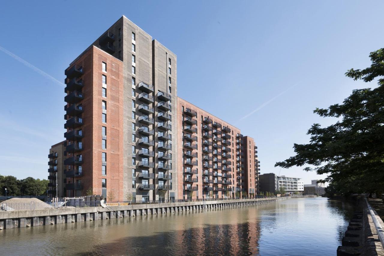 Modern Studios And Apartments At Barking Wharf In Londres Exterior foto