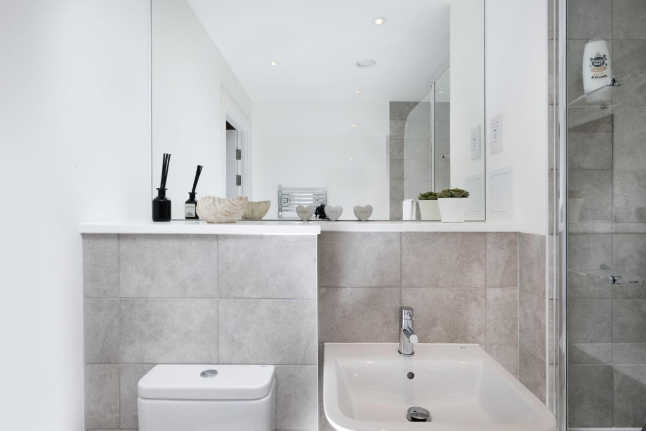 Modern Studios And Apartments At Barking Wharf In Londres Exterior foto